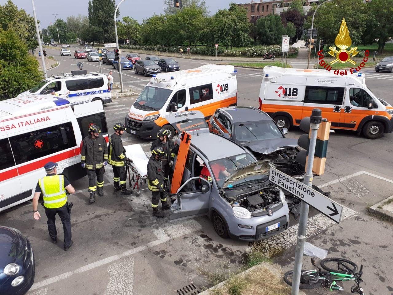 Modena. Scontro Tra Due Auto All’incrocio, Un Ferito Grave: Coinvolta ...